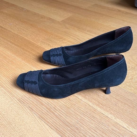 Donald J. Pliner black suede kitten pumps with gorgeous details - Picture 3 of 6